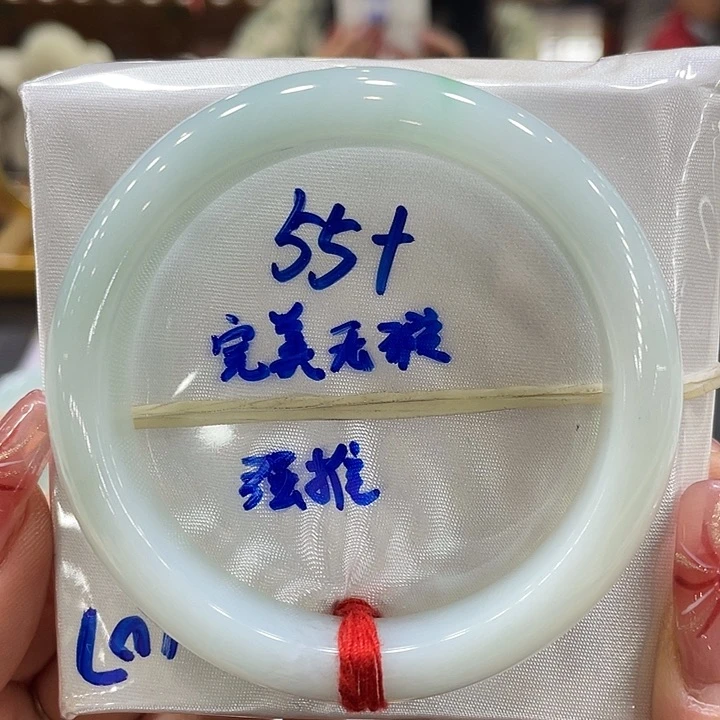 翡翠手镯未镶嵌翡翠手镯