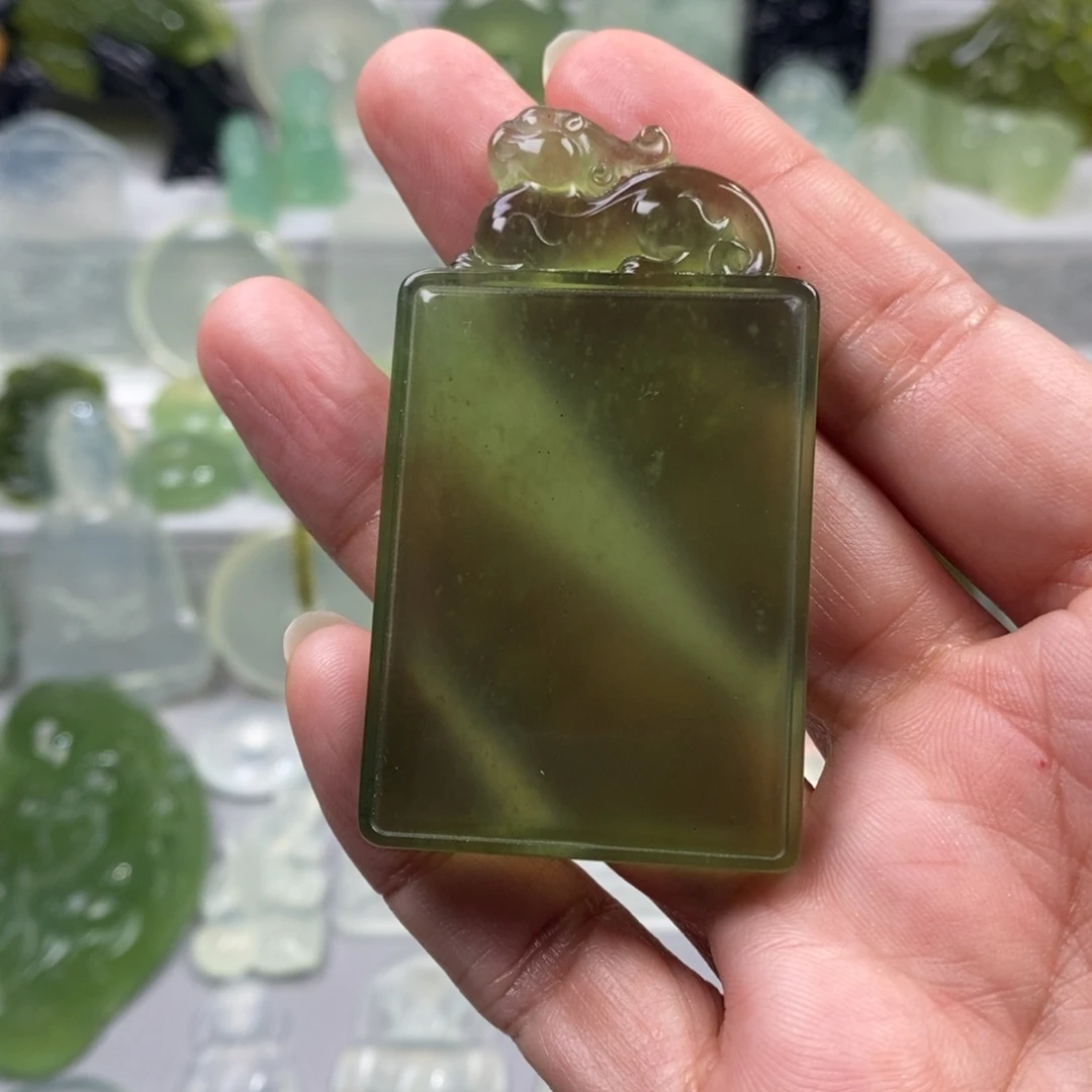 蛇纹石玉未镶嵌颈饰