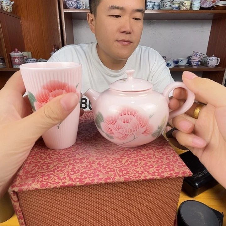 景德镇陶瓷红嘻嘻牡丹一套