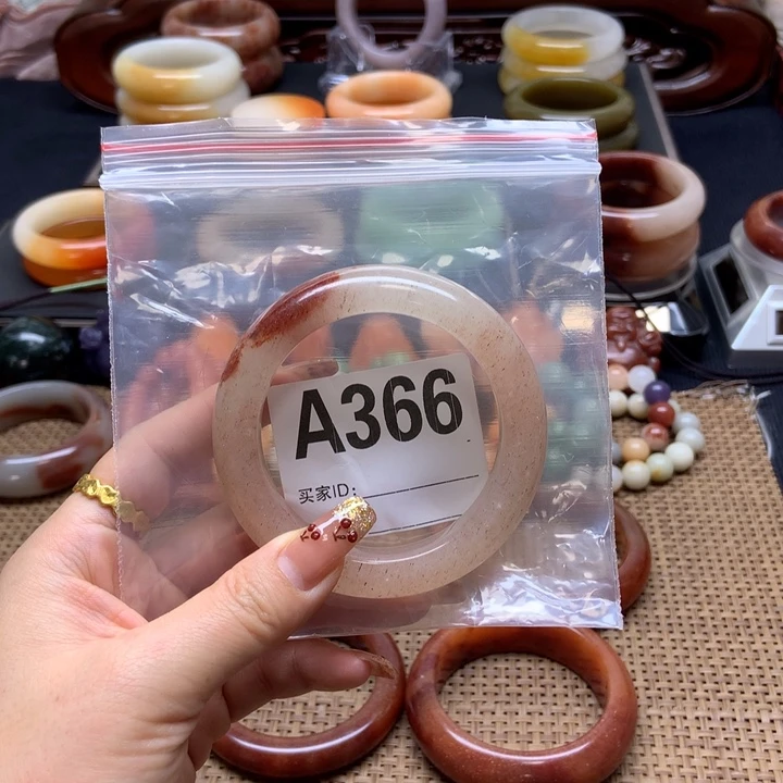 小***林石英质玉未镶嵌手镯