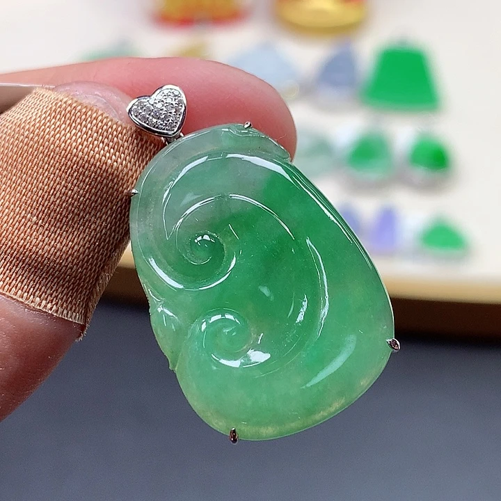 翡翠18K金镶嵌颈饰