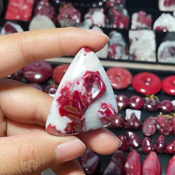 天然辰砂原石晶体吊坠