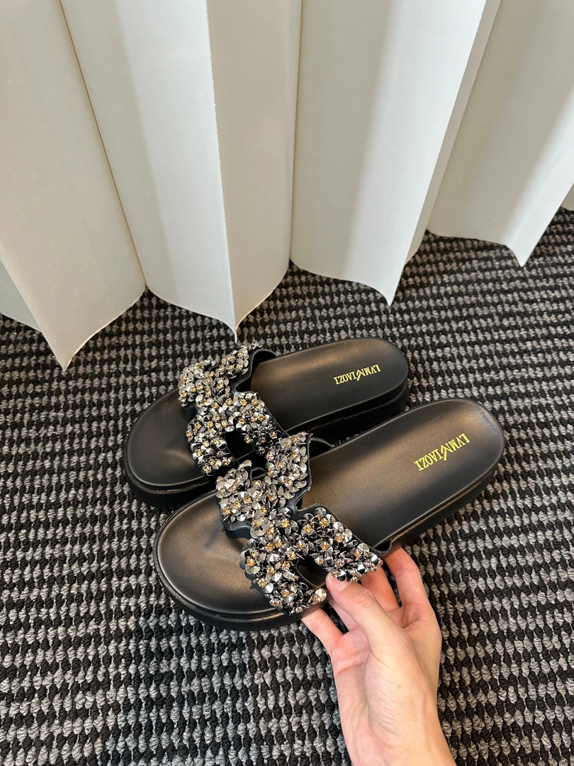 拖鞋女夏外穿软底2025新款水钻厚底大码凉鞋