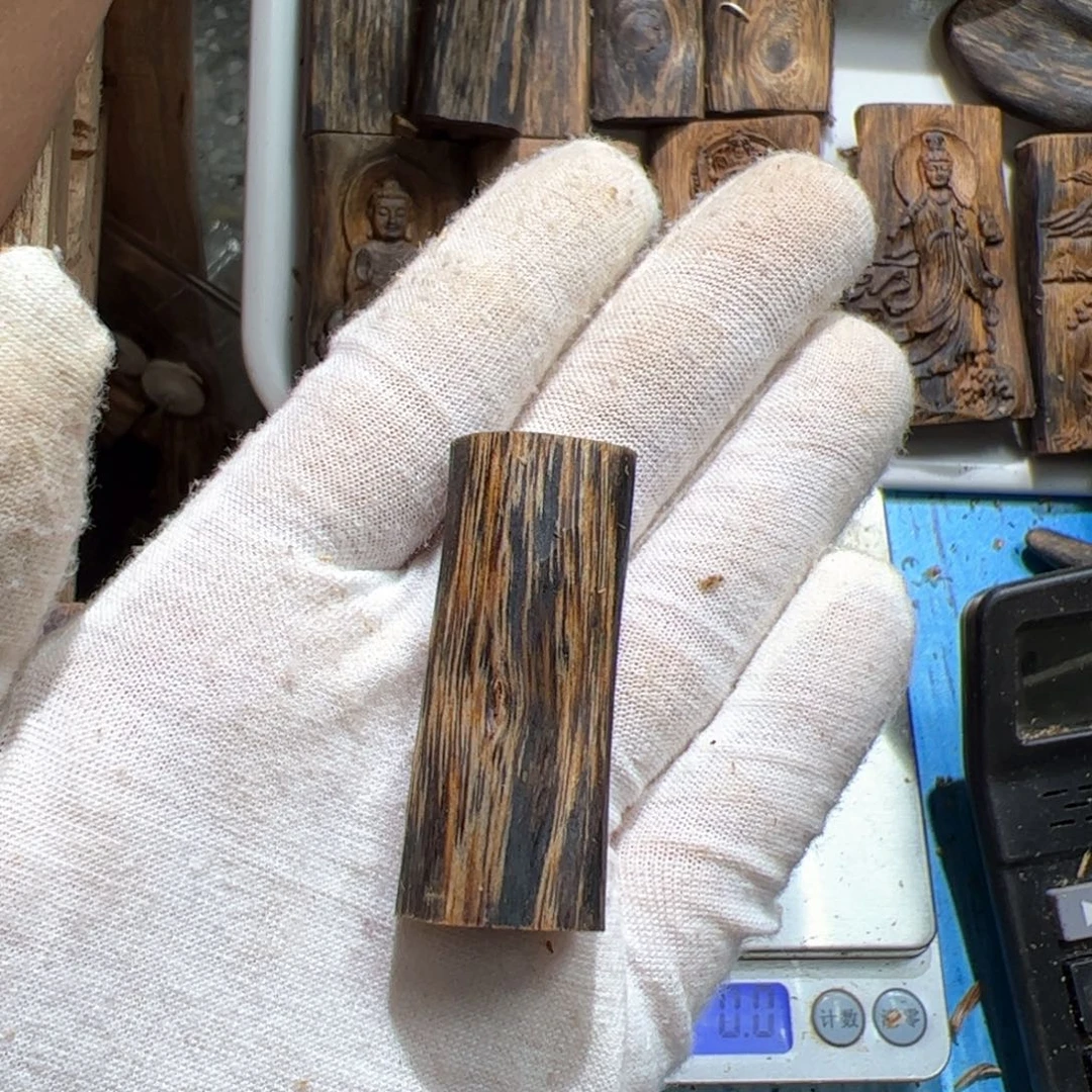 吊坠沉香乌身素牌7克