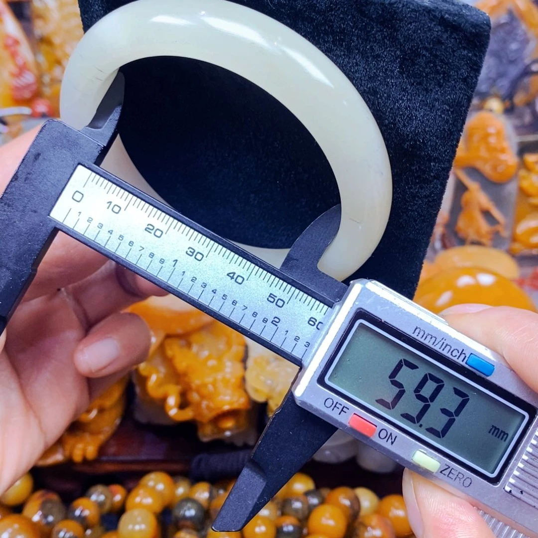 未镶嵌石英质玉（黄龙玉）颈饰