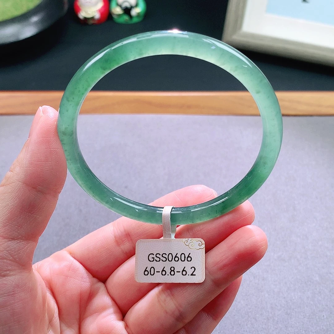 翡翠手镯未镶嵌天然翡翠手镯