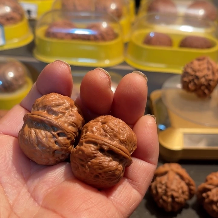 文玩核桃把件全品纯野生小元宝32