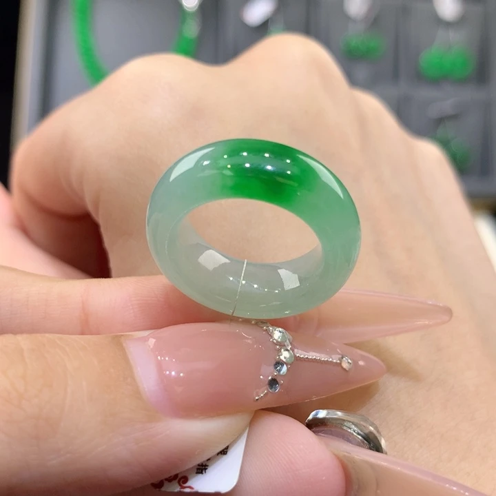 未镶嵌戒指翡翠10。