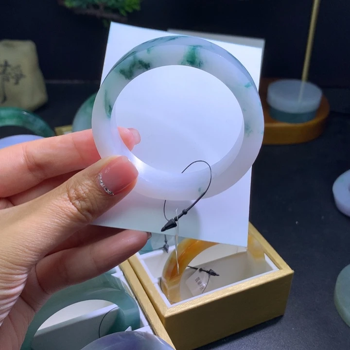 定制翡翠未镶嵌翡翠手镯