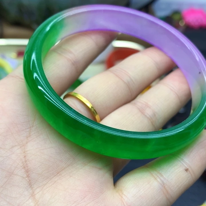 翡翠颈饰未镶嵌手镯