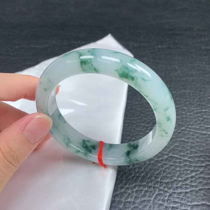翡翠手镯未镶嵌。