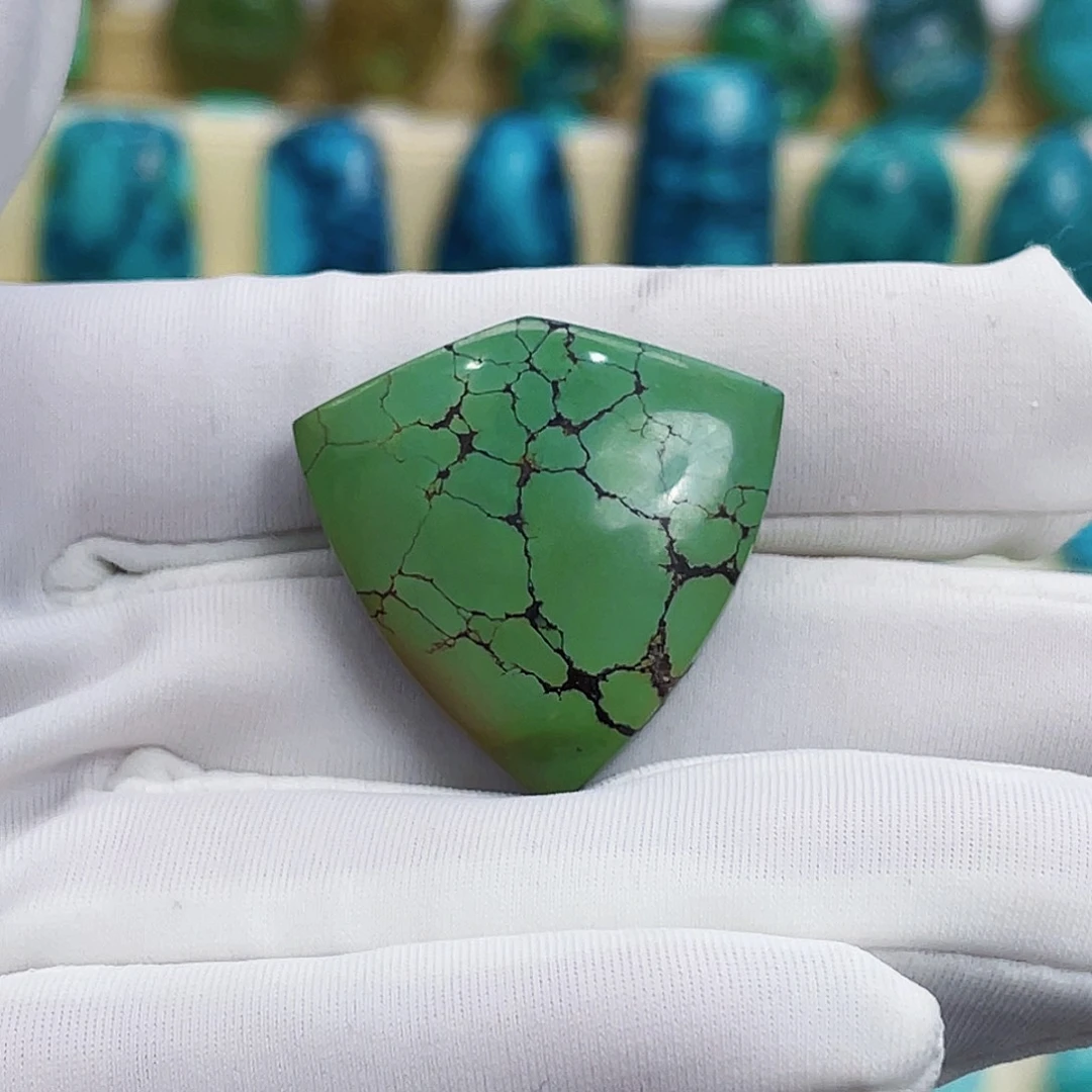 绿松石未镶嵌颈饰