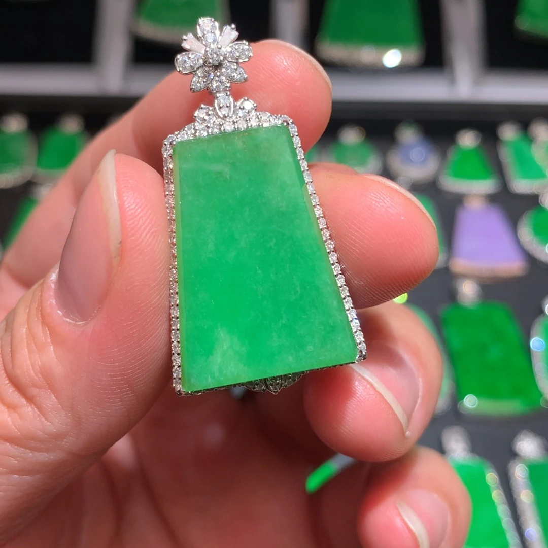 翡翠颈饰18K金镶嵌翡翠