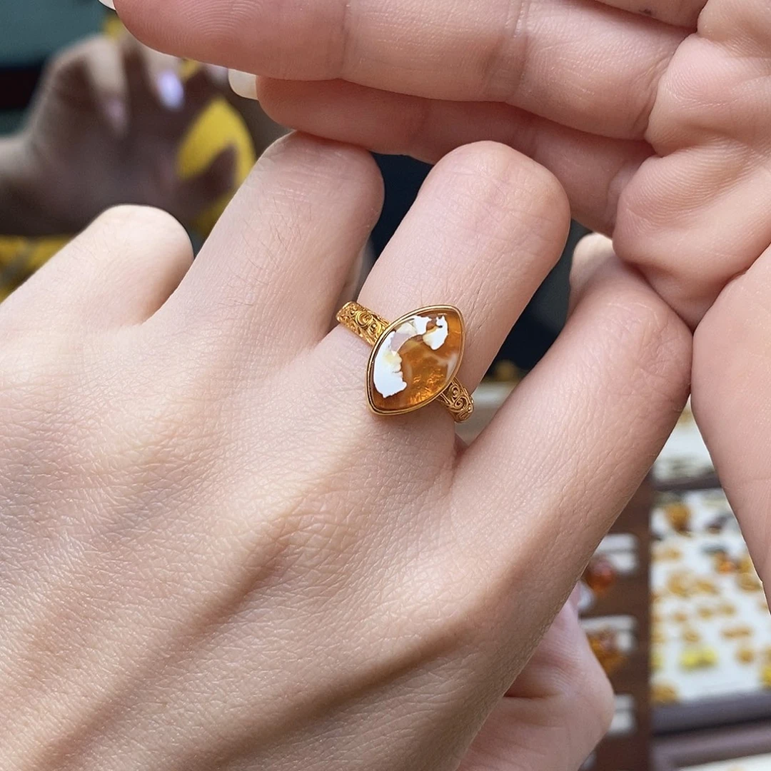 裸石琥珀未镶嵌成品