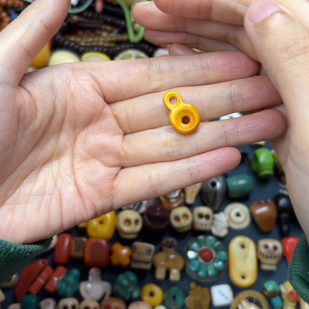 大**哥配饰在这块小的岩石