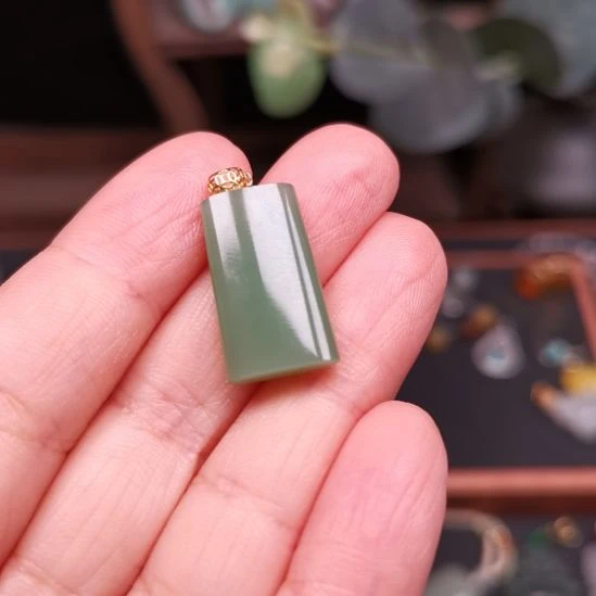 用***2和田玉（碧玉）18K金镶嵌颈饰