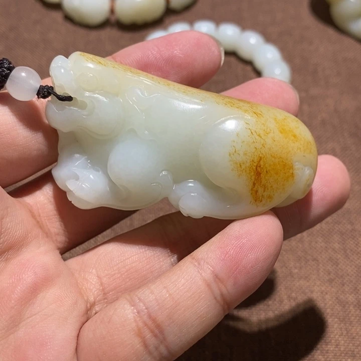 和田玉未镶嵌颈饰张**哥