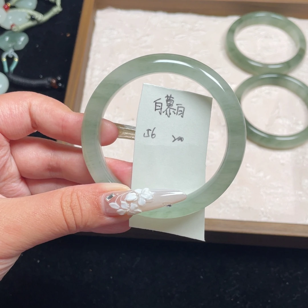未镶嵌手镯石英质玉白**。