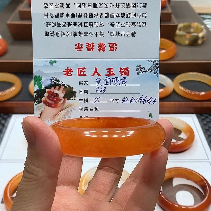 食***姨未镶嵌石英质玉(黄龙玉)手镯