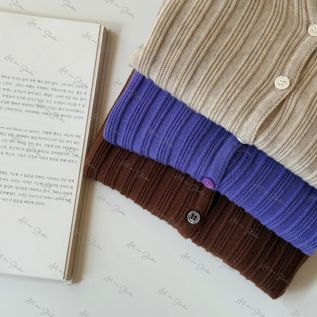 修饰脖颈线条显瘦百搭针织V领三色坑条打底上衣w24439