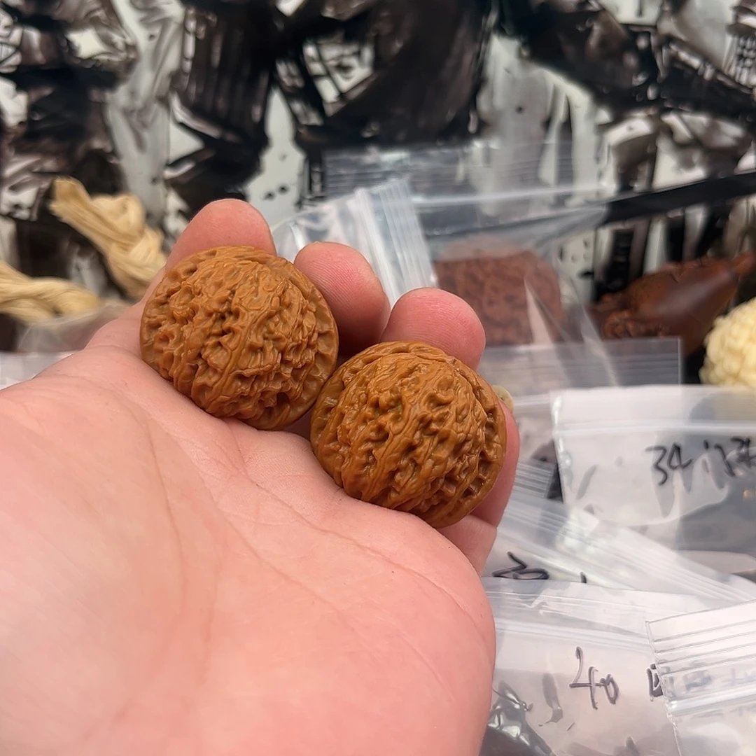 核桃白狮子手捻35尺