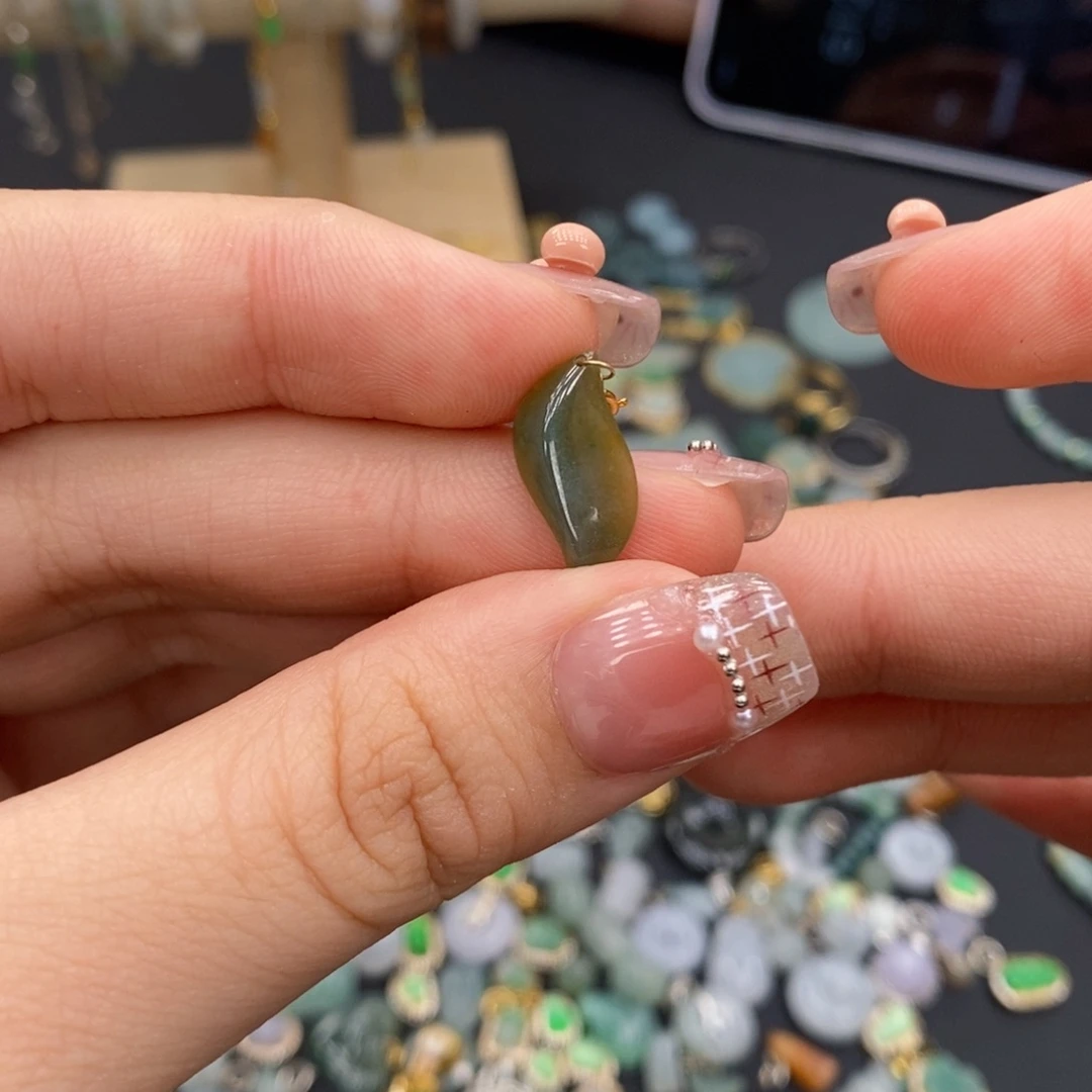 翡翠未镶嵌颈饰你有