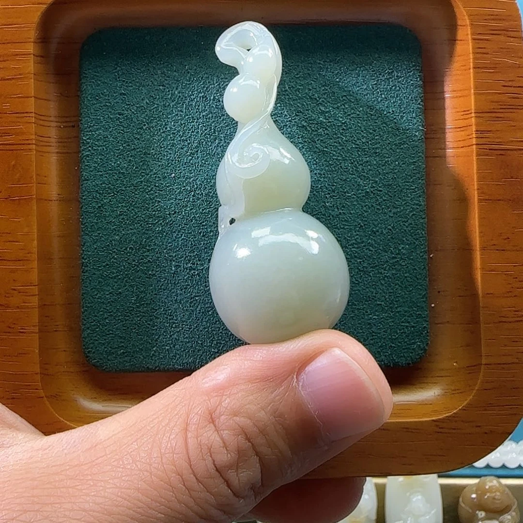 和田玉未镶嵌颈饰我***糕