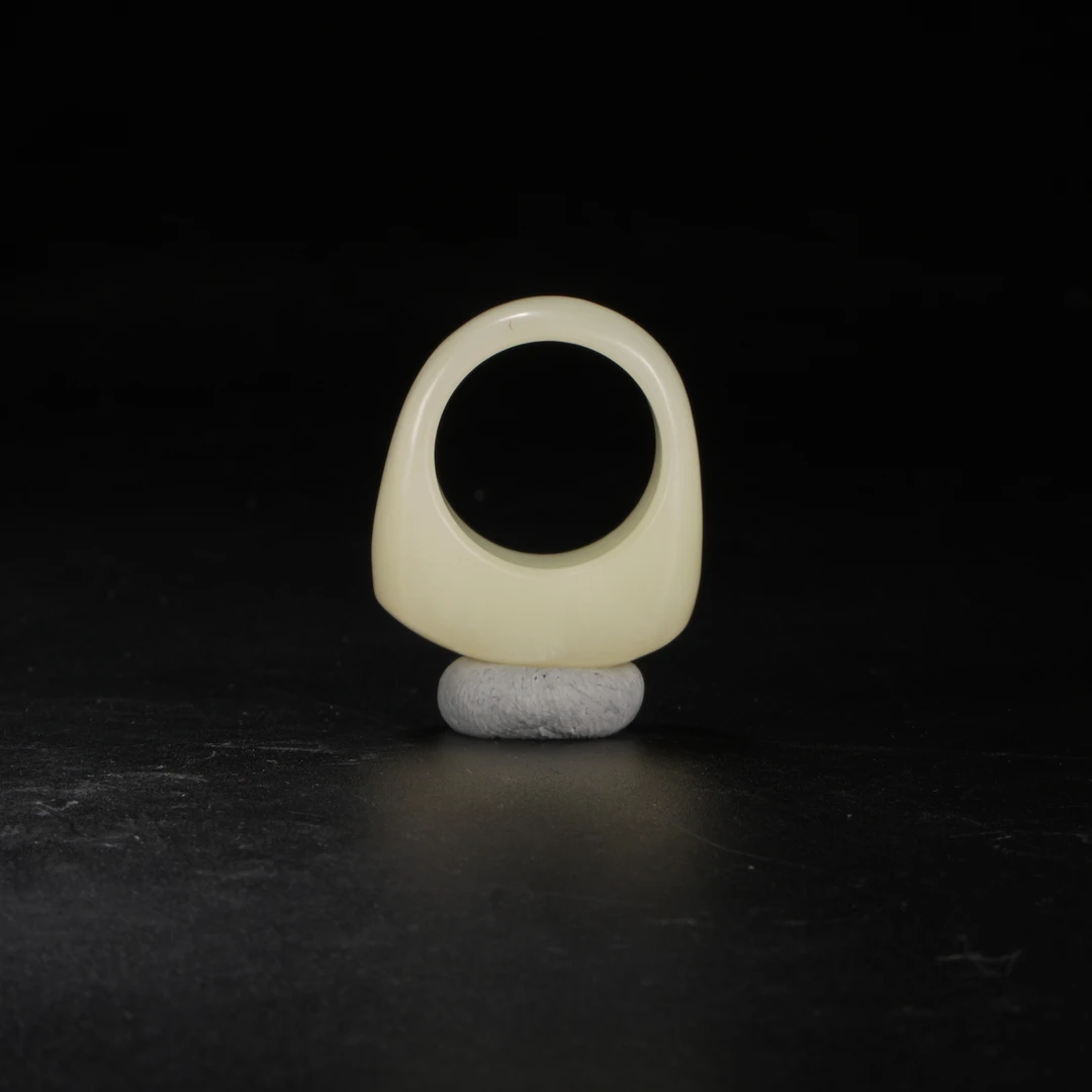 lot9新疆若羌黄口戒指/保利拍卖