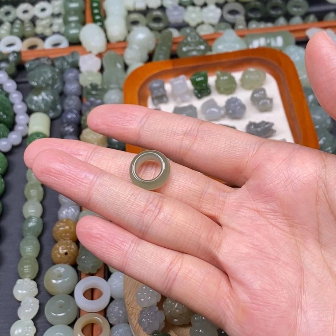 L***·和田玉未镶嵌颈饰