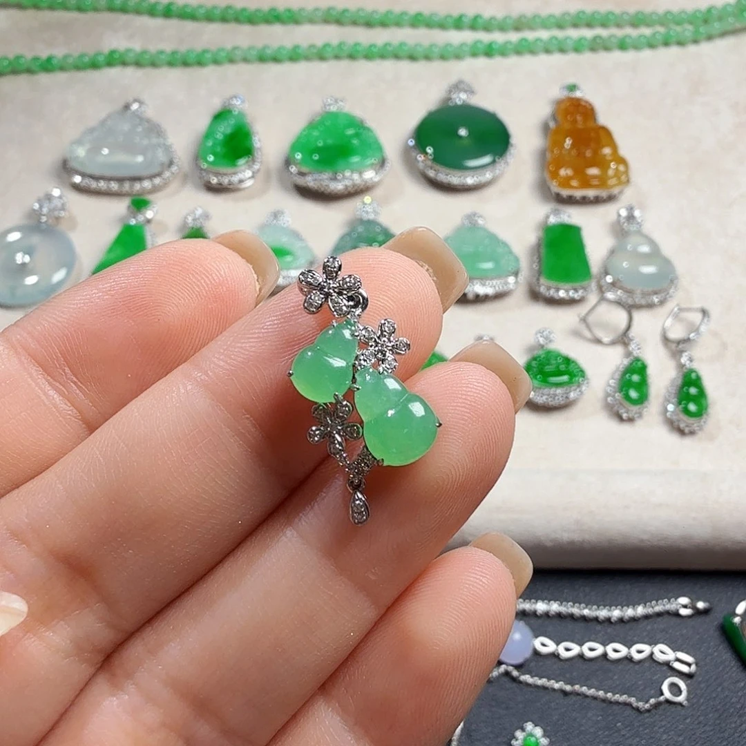 翡翠18K金镶嵌颈饰双葫芦