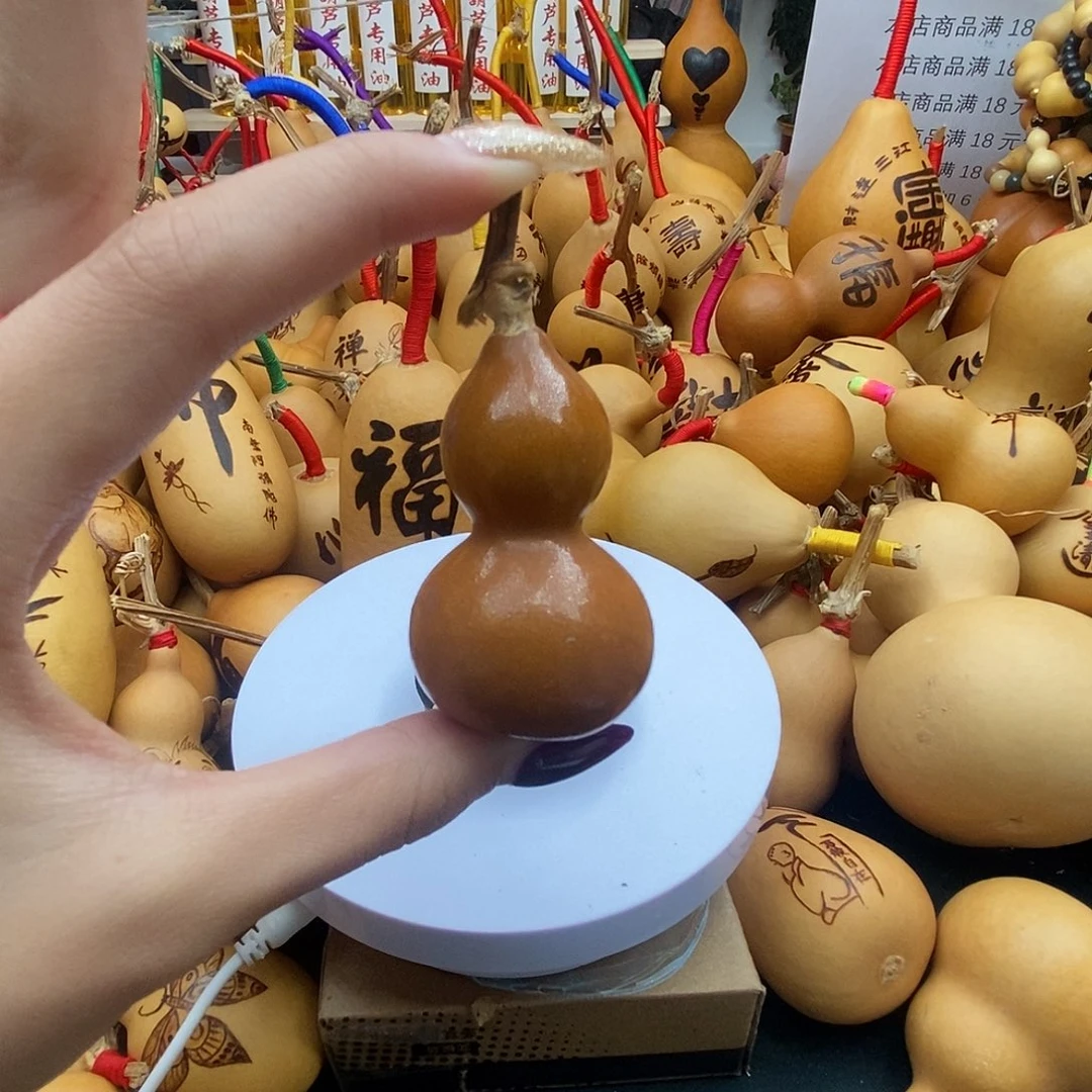 为***着香榧木葫芦工艺品