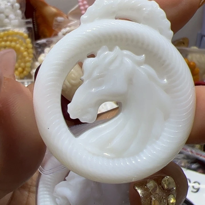 铁合金石英石冰马头吊坠