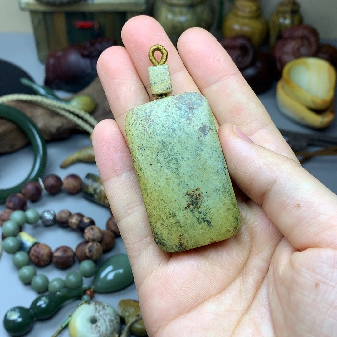 透闪石质玉挂件未镶嵌