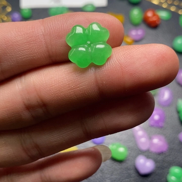 小***鱼翡翠未镶嵌颈饰挂件