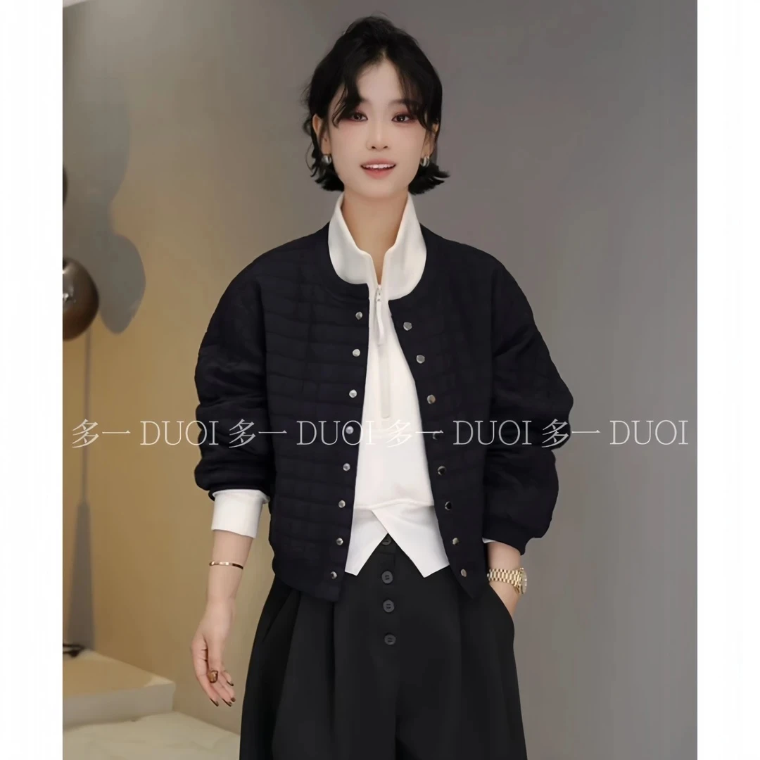 多一“温度”2025秋冬简约圆领小格休闲按扣螺纹袖口松紧下摆短外套