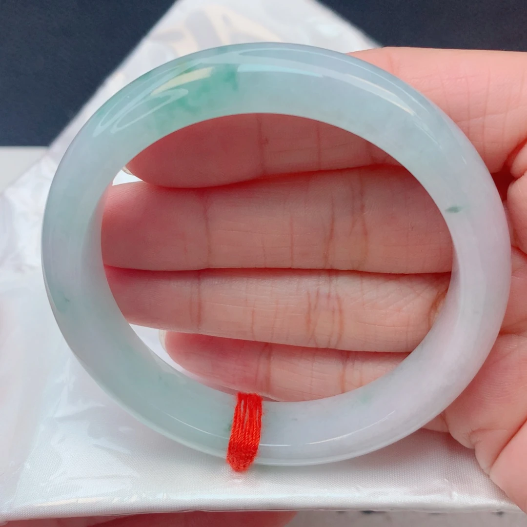 翡翠未镶嵌手镯57圈 白底飘绿花完整度高捡漏