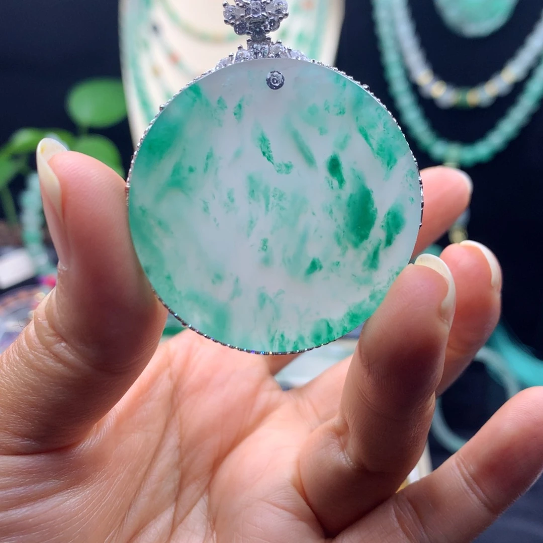 颈饰未镶嵌石英质玉