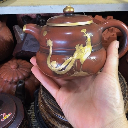 茶壶紫砂原矿泥料手工制作的一把紫砂壶。