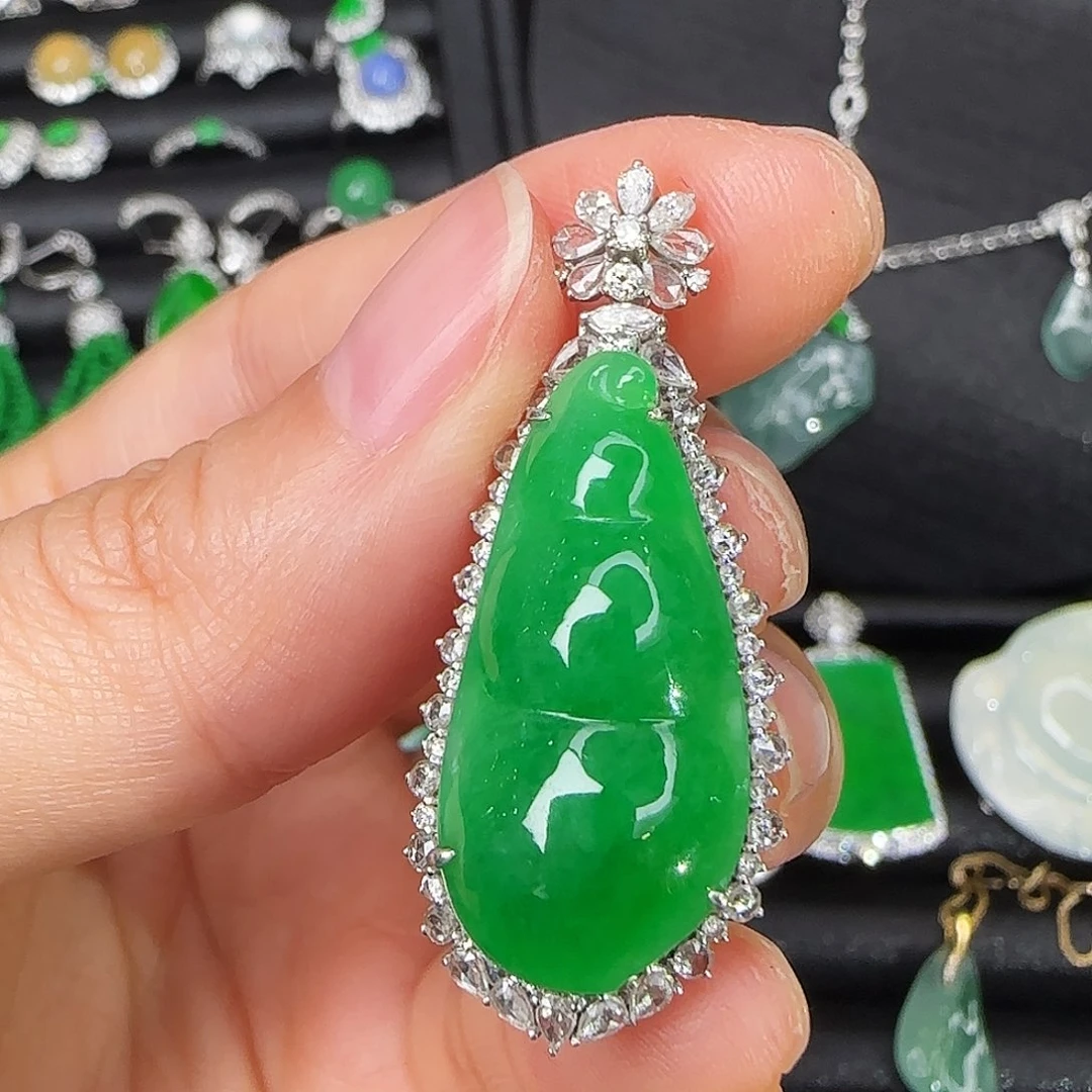翡翠18K金镶嵌颈饰阳绿福豆