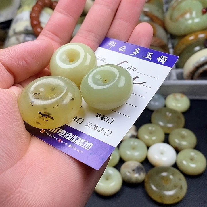 未镶嵌蛇纹石玉颈饰✨****?