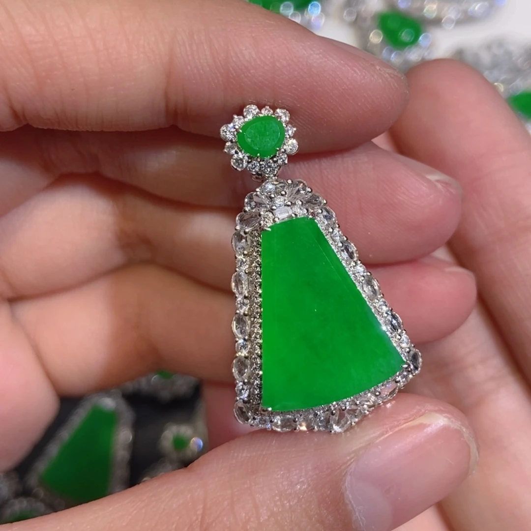 翡翠18K金镶嵌颈饰天然缅甸A货翡翠