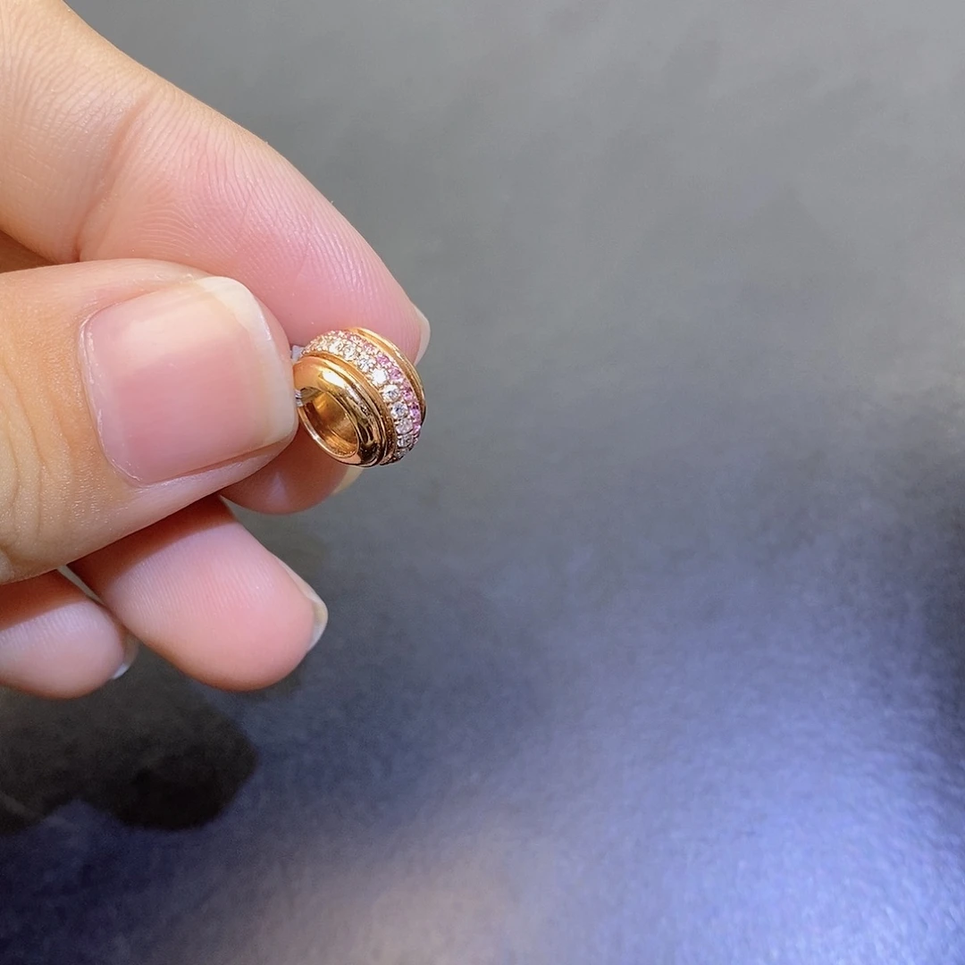 18K金镶嵌钻石吊坠(不含链)粉蓝宝转动路路通k玫