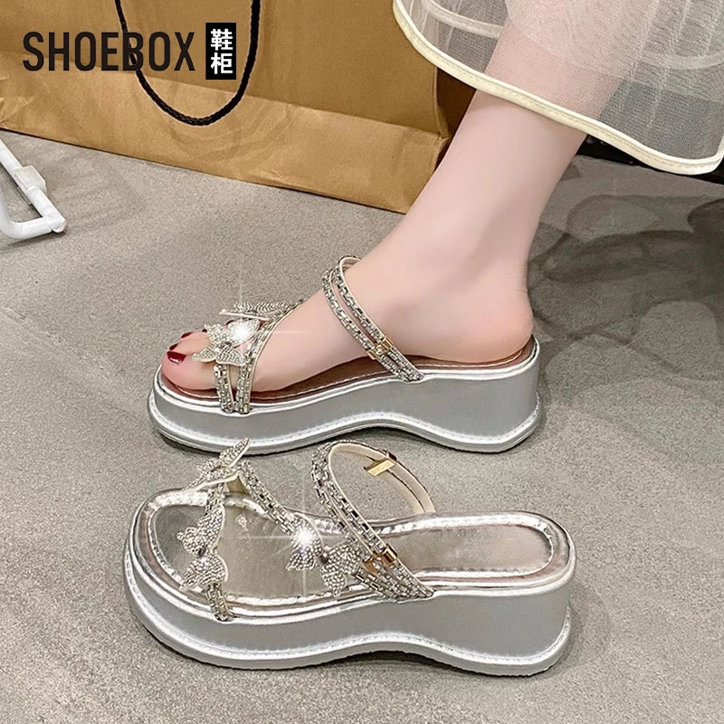 SHOEBOX鞋柜银色坡跟凉鞋女2025夏新款水钻蝴蝶厚底千金风拖鞋