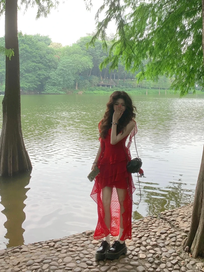 法式不规则红色玫瑰吊带连衣裙女夏季新款小个子辣妹公主度假裙子