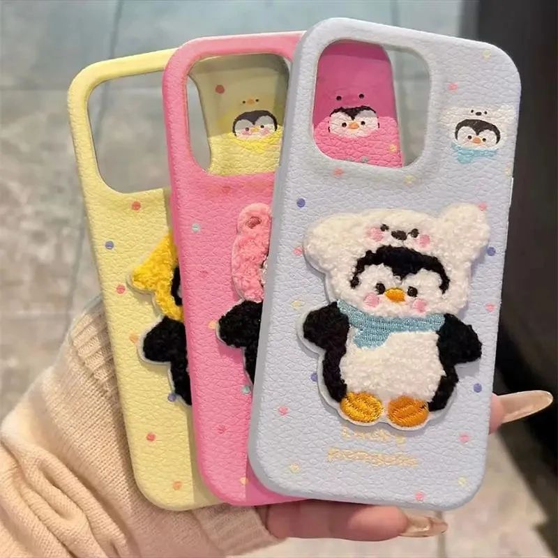 高颜值刺绣可爱企鹅适用苹果17/16pro皮革纹手机壳iPhone15/14/13