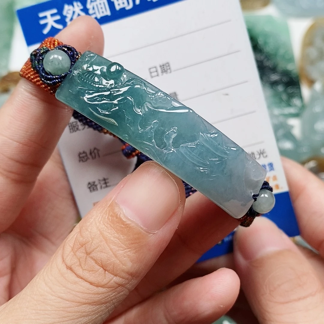 翡翠未镶嵌颈饰山水手牌