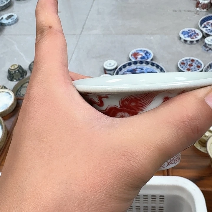 瓷片釉里红 狮子大压手杯