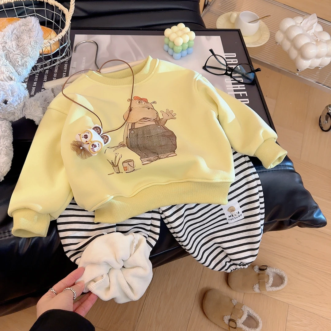 【送玩偶挂件】2025新款秋冬季男女童卡通上衣条纹裤两件套