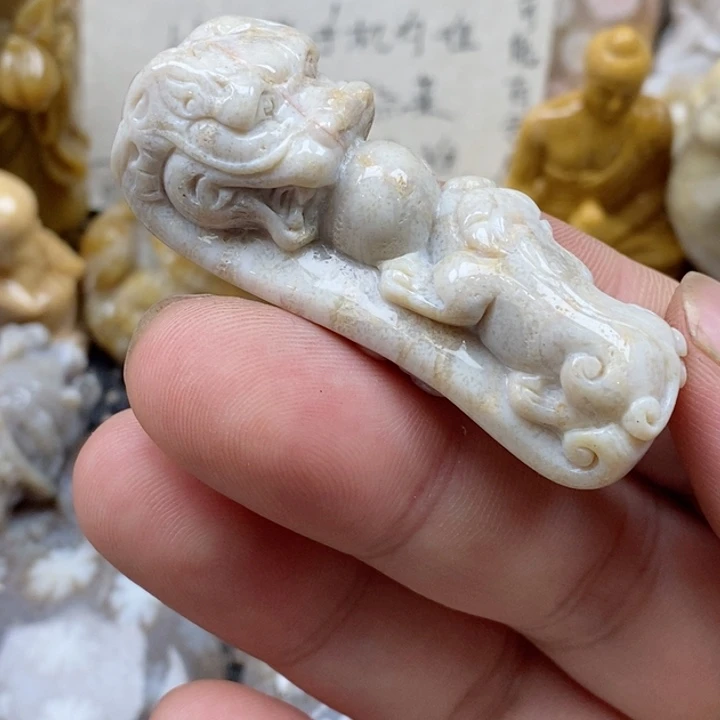 颈饰未镶嵌硅化珊瑚（珊瑚玉）有瑕