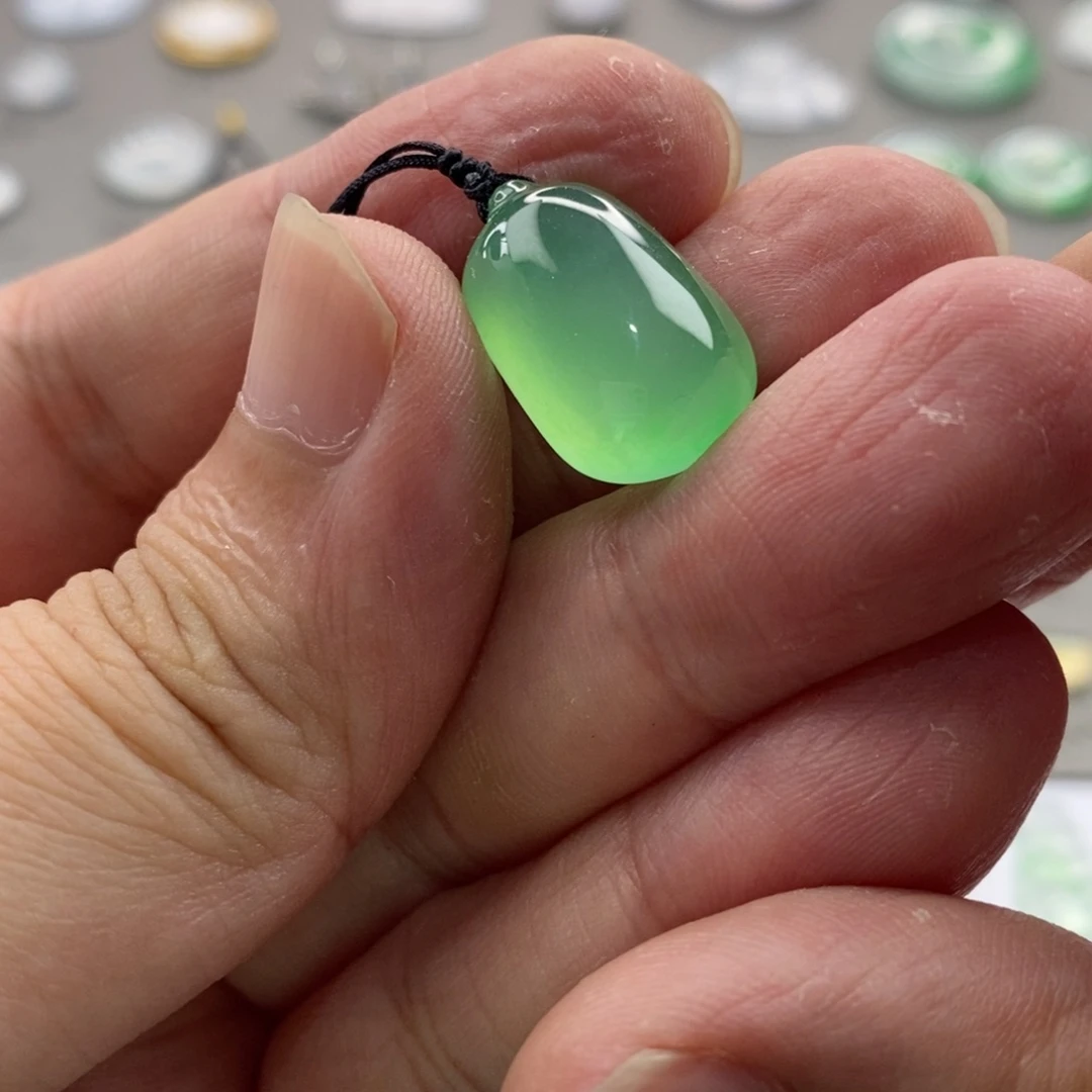 翡翠未镶嵌颈饰福瓜